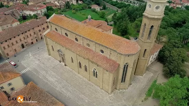 Arezzo dall’Alto | Video con Drone sul Duomo e Centro Storico | Click and Fly - 8iu9zaJPi-c