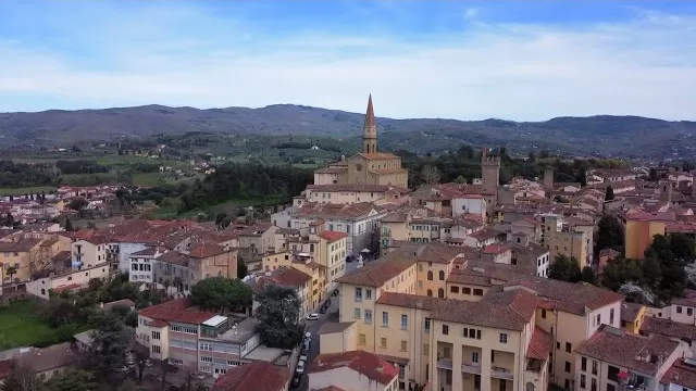 Arezzo vista con il drone da nord-ovest | Riprese aeree 4K | Click and Fly Toscana - z-1W6R2I_5c