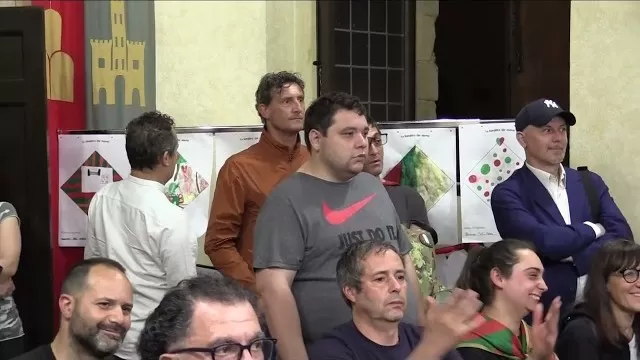 A Porta Crucifera per i 90 anni dei Quartieri parlando delle Bandiere - AygEyS_2LrE