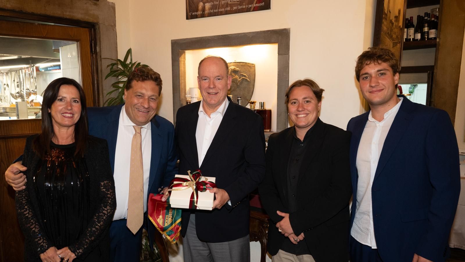 Il fazzoletto di Porta Crucifera in dono al Principe Alberto II di Monaco