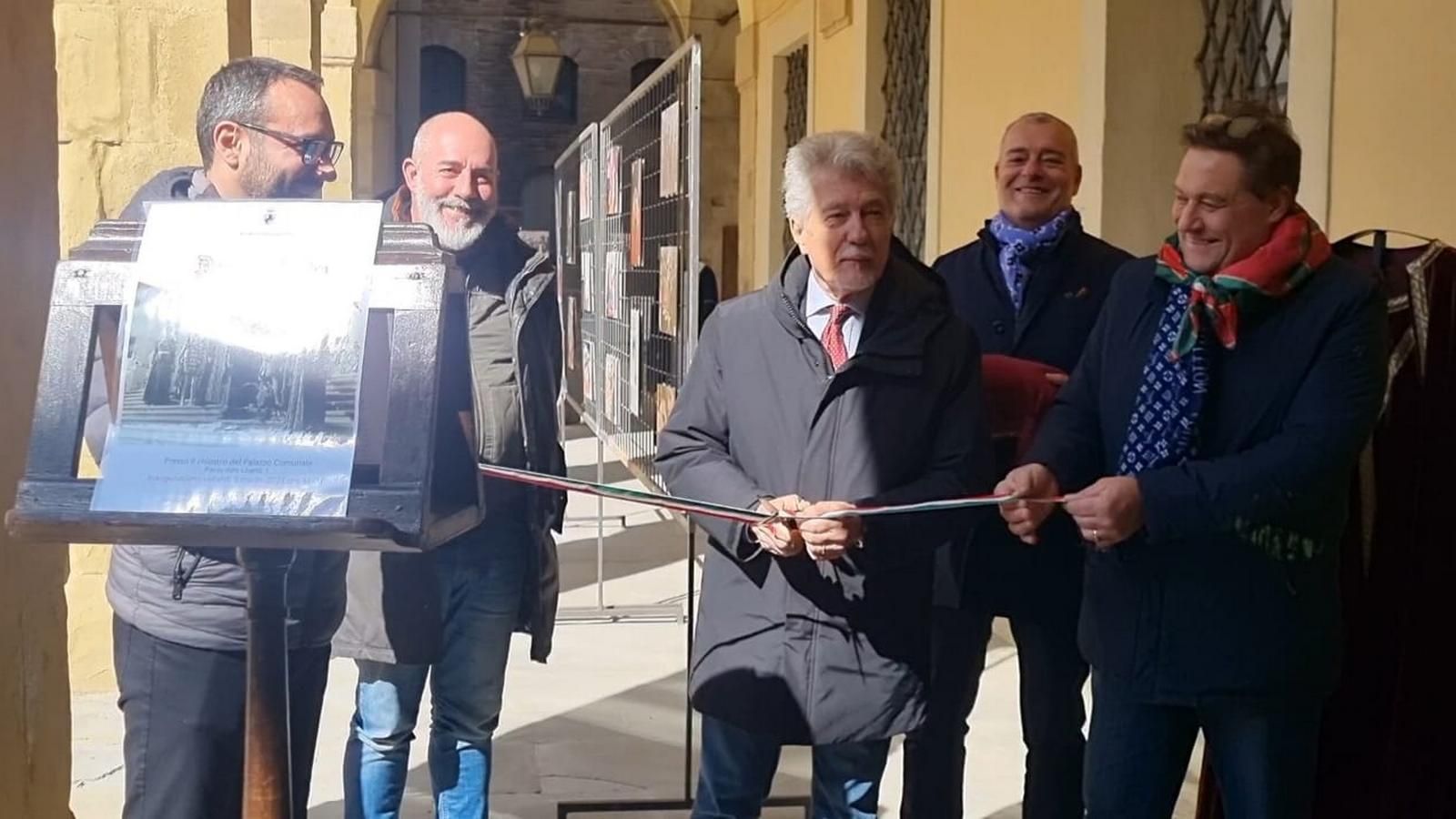 Inaugurata la mostra “Dame in Giostra” nel chiostro del Palazzo Comunale